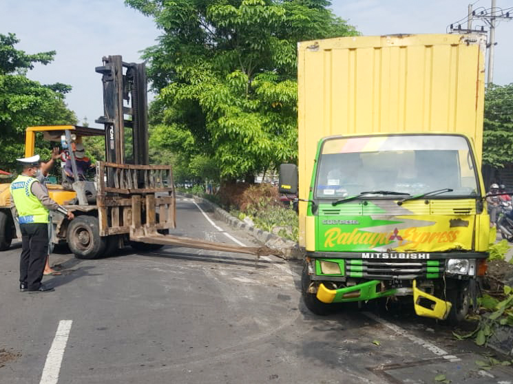 Sopir Mengantuk, Truk Tabrak Pohon dan JPU di Bibis Surabaya