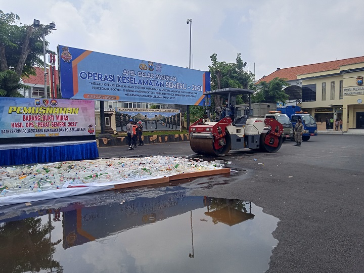 Polrestabes Surabaya Musnahkan Ribuan Miras di Hari Pertama Puasa