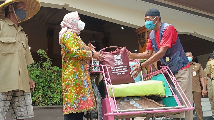 Ning Ita Salurkan Bantuan 544 Paket Sembako untuk Tukang Becak