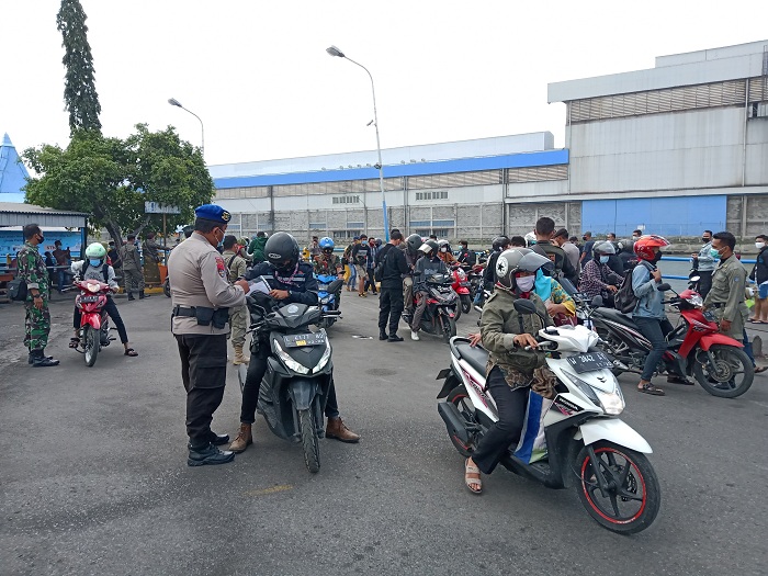 Petugas Perketat Pemeriksaan di Pelabuhan Ujung Surabaya