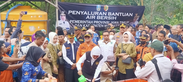 Antisipasi Kekeringan Mojokerto, Gubernur Khofifah dan Bupati Ikfina Tinjau Distribusi Air Bersih Kunjorowesi