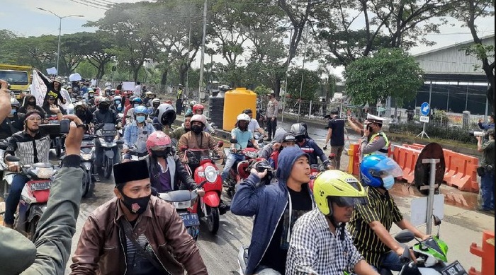 Ratusan Warga Madura Demo Serbu Balai Kota Surabaya