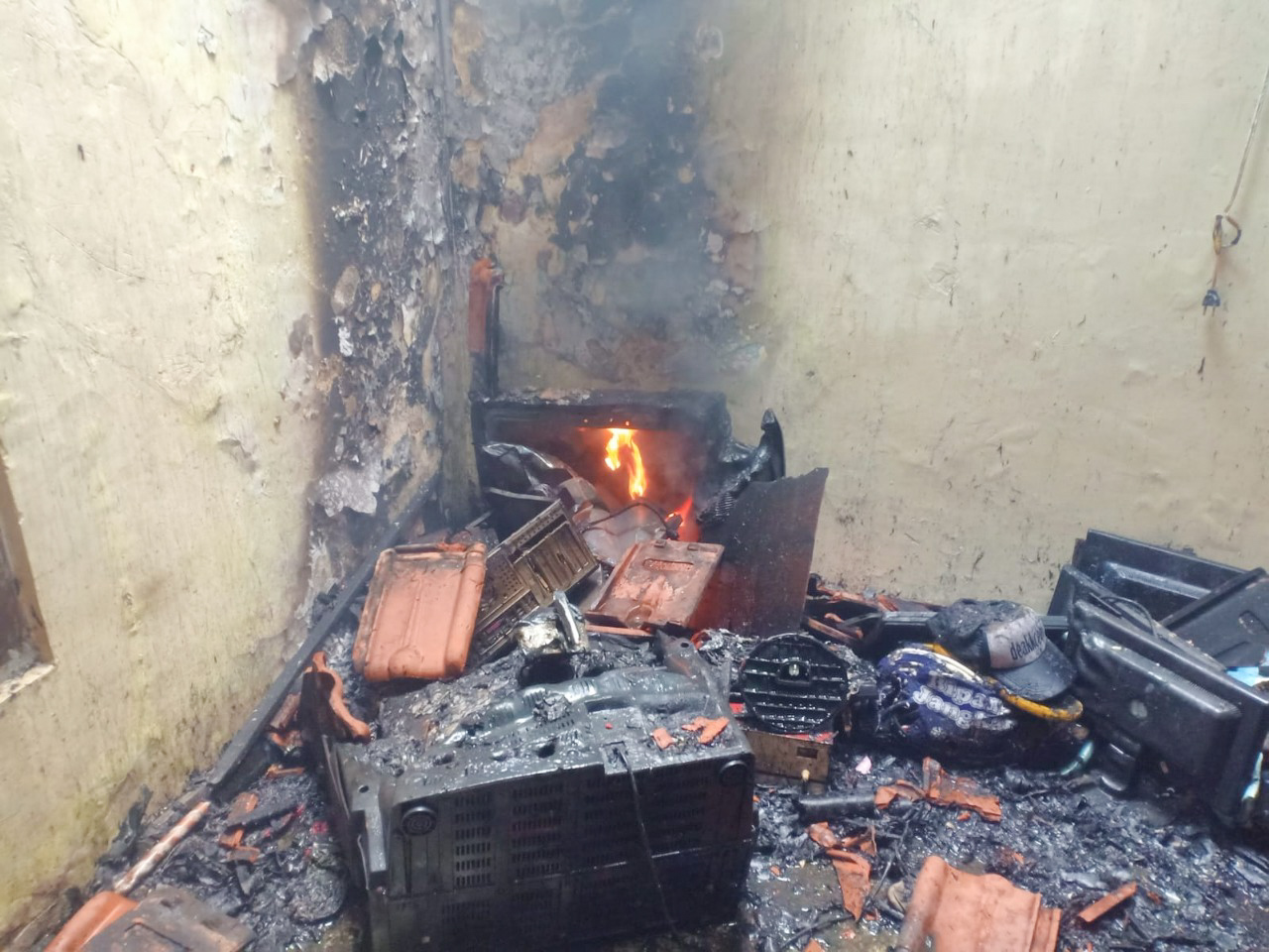 Konsleting Listrik, Sebuah Rumah di Ngagel Mulyo Terbakar