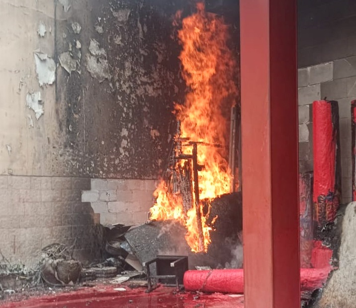 Api Lilin Sambar Kayu,  Klenteng Hong Tiek Hian Surabaya Terbakar