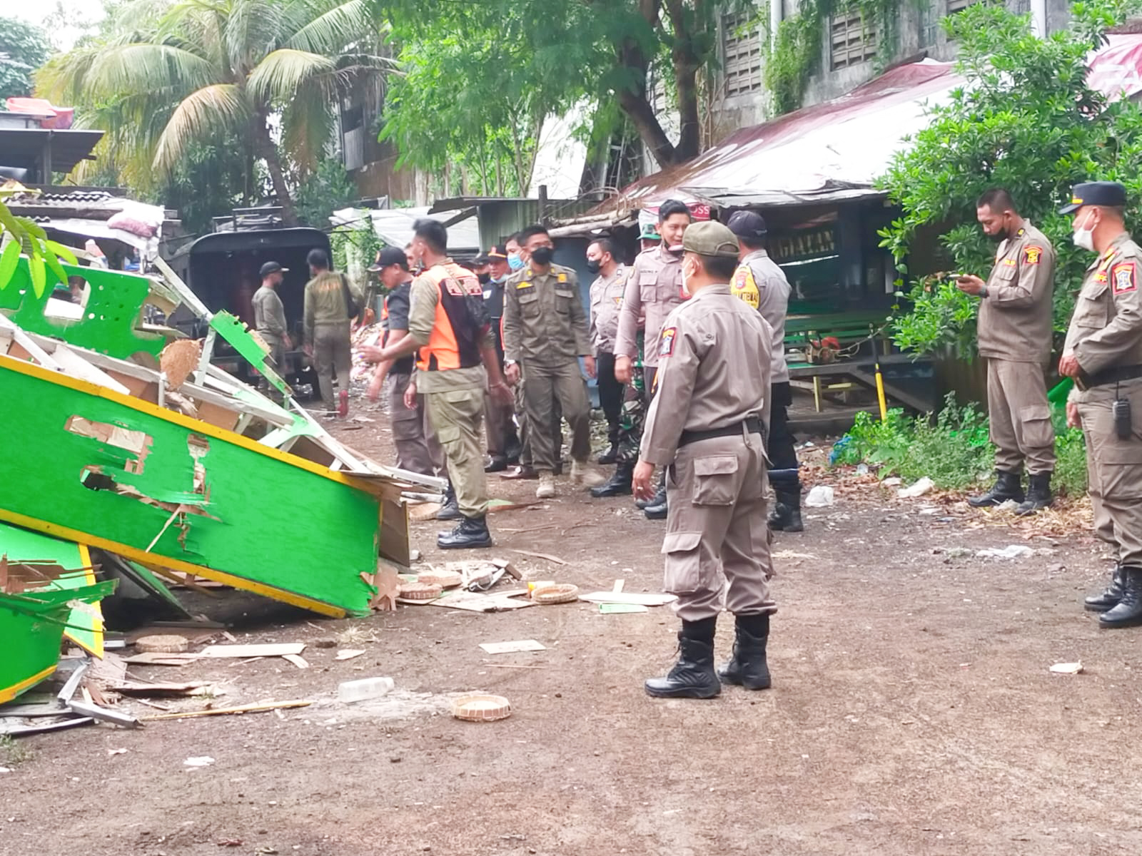 Polsek Tambaksari Bongkar Pagupon Burung Merpati di Jalan Ploso Surabaya