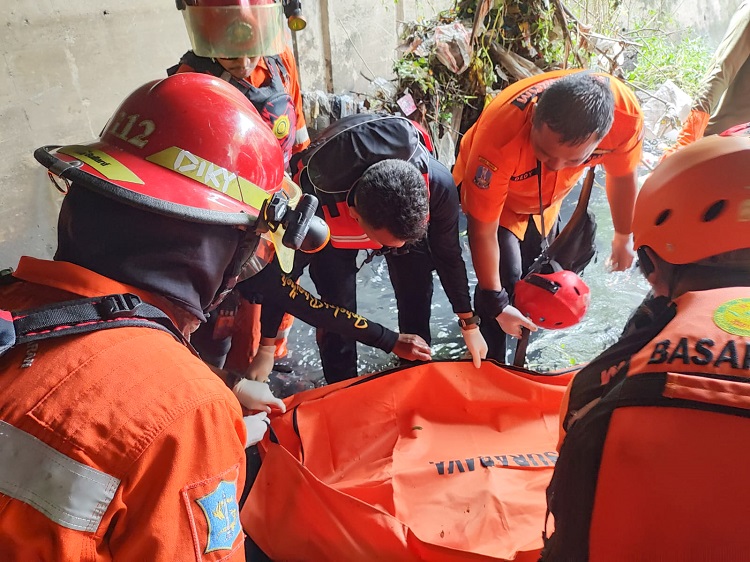 Bocah Usia 15 Tahun Terseret Arus Sungai Surabaya, Akhirnya Ditemukan