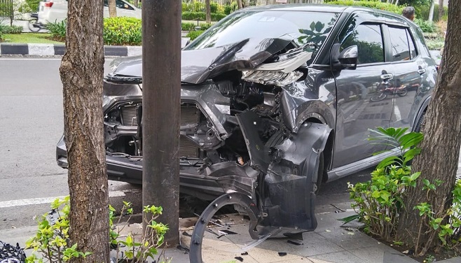 Sopir Ngantuk, Toyota Raizer Tabrak Bentor Dan PJU Di Dharmahusada Surabaya