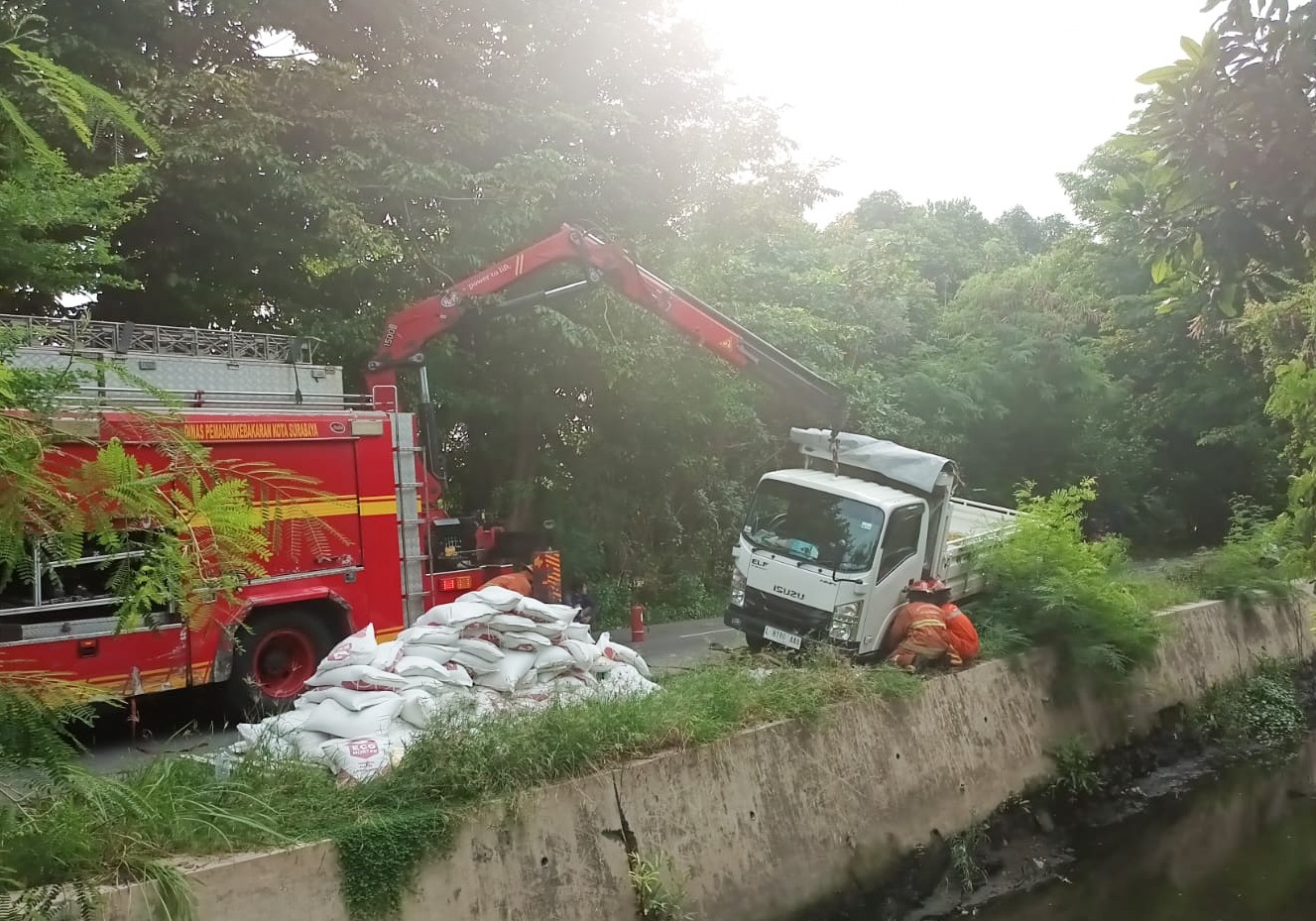 Truk Bermuatan Semen Terperosok Sungai di Jalan Semolowaru Bahari Surabaya