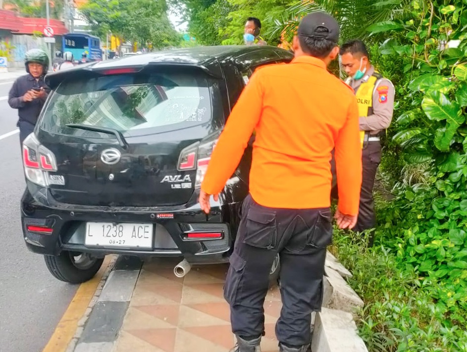 Mobil Tabrak Trotoar di Jalan Diponegoro, Sopir Tewas