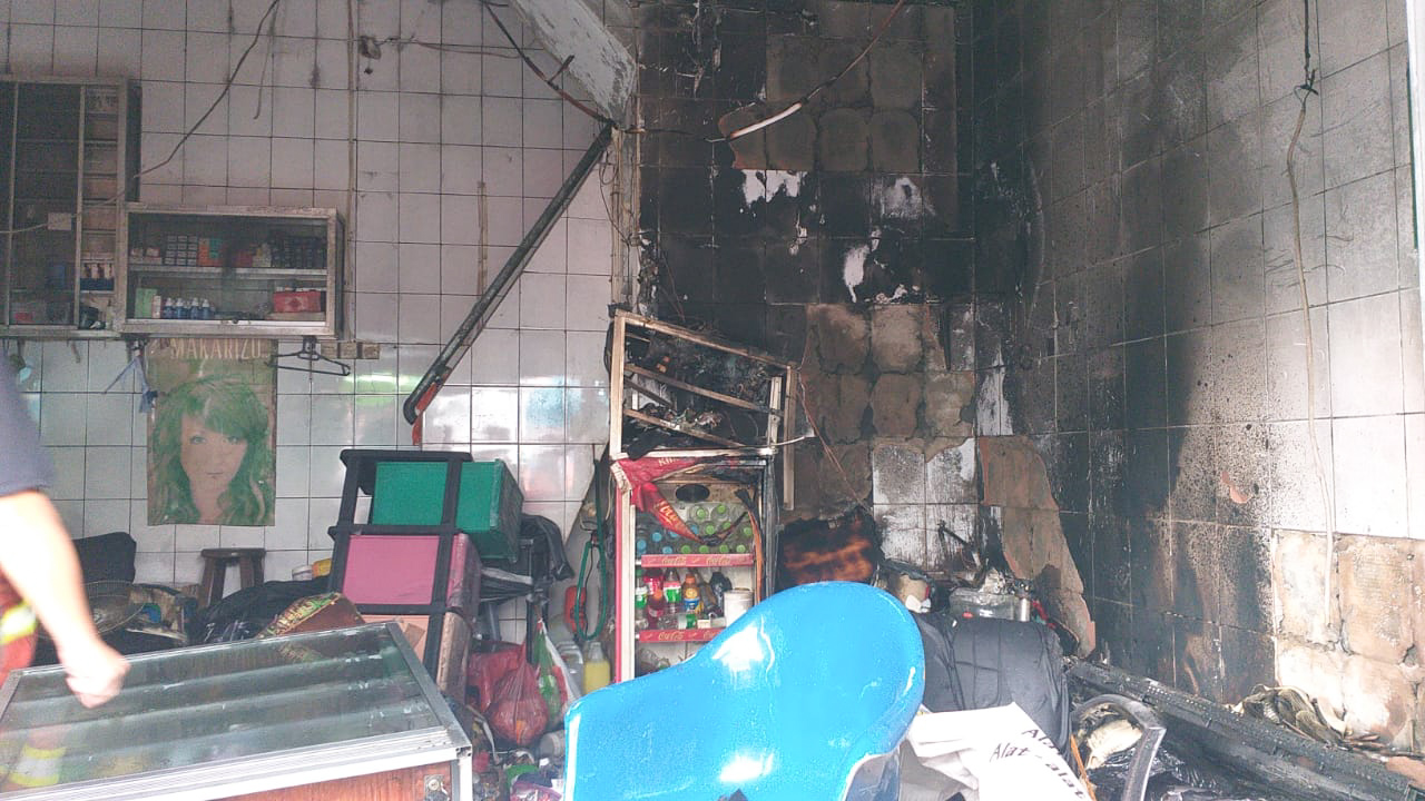 Diduga Korsleting Listrik, Salon di Kebalen Timur Surabaya Terbakar