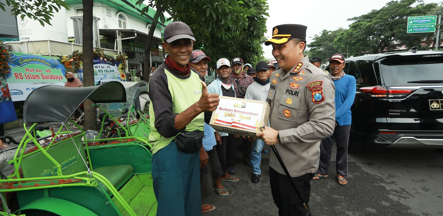 Polrestabes Surabaya Bagikan 500 Paket Sembako di 5 Titik Lokasi