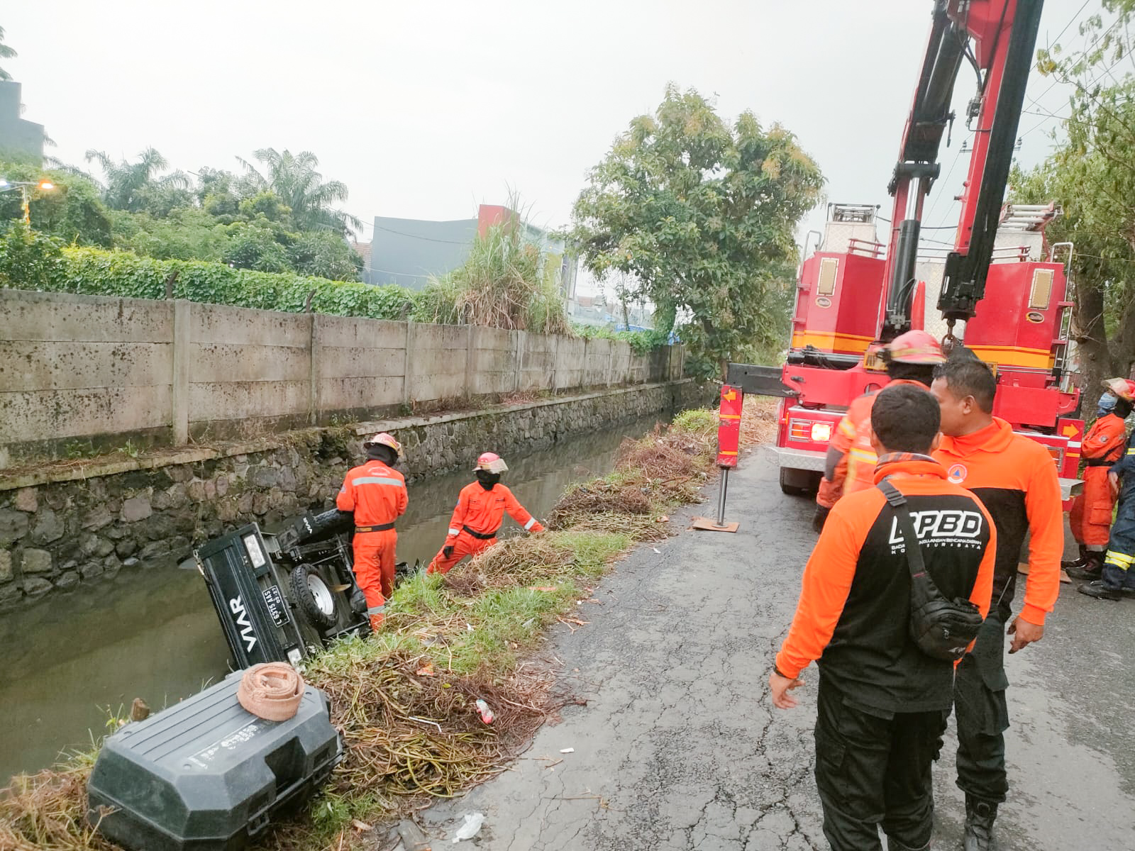 Hindari Mobil, Motor Roda Tiga Pengangkut Makanan Tercebur ke Sungai di Surabaya 