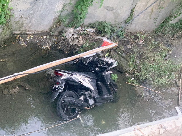 Pengemudi Mengantuk, Motor Nyebur Sungai di Lidah Wetan Surabaya