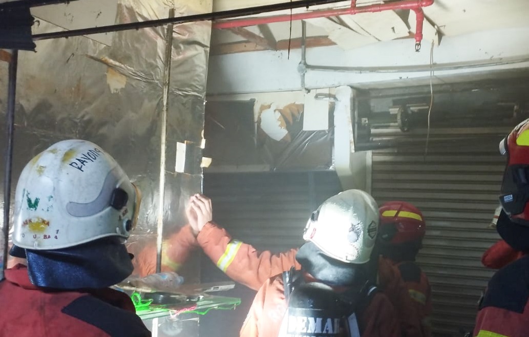 Fitting Lampu Korslet, Toko Baju di DTC Surabaya Terbakar