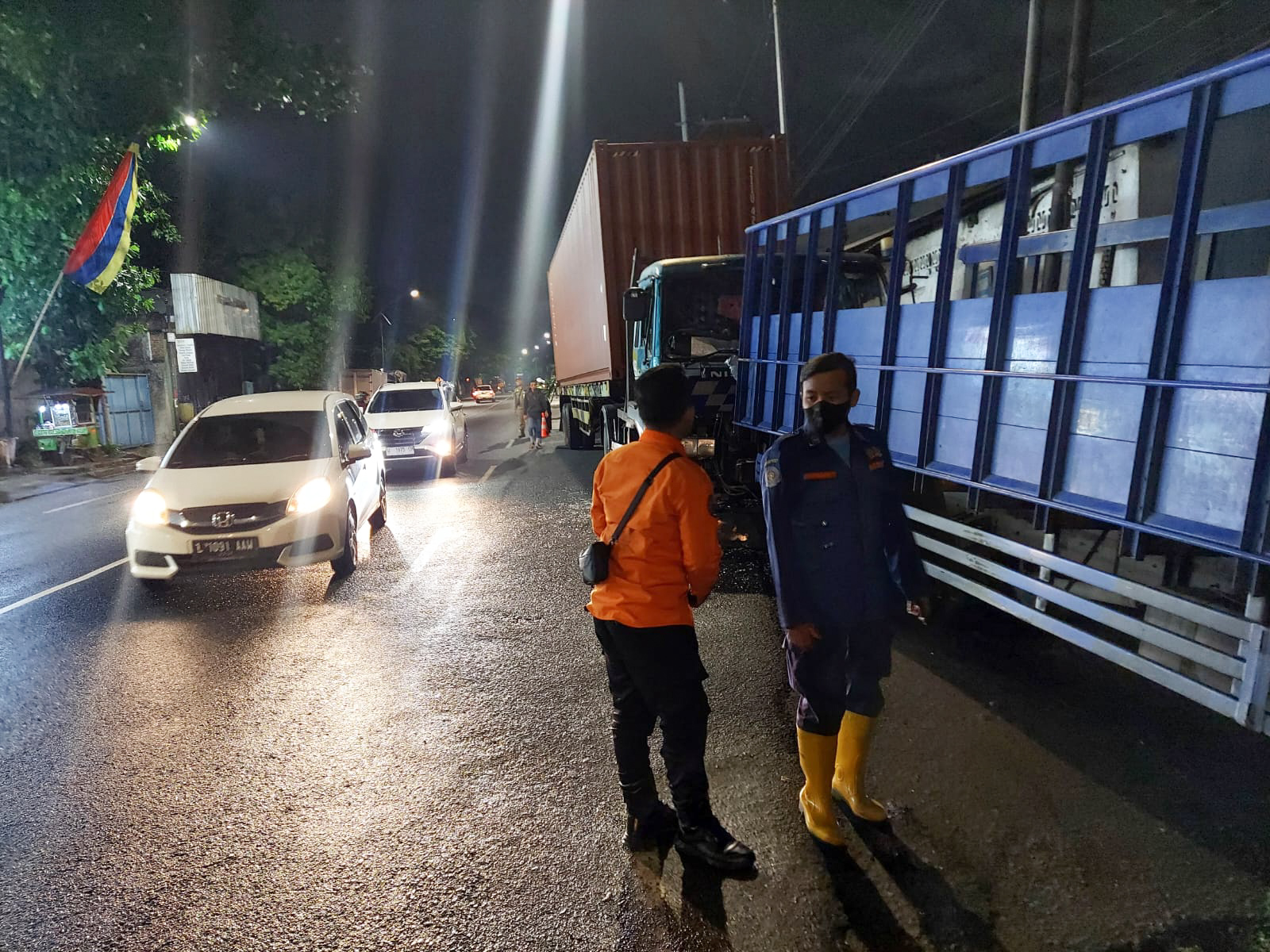 Rem Blong, Truk Kontainer Tabrak Truk Terparkir di Pinggir Jalan Raya Mastrip