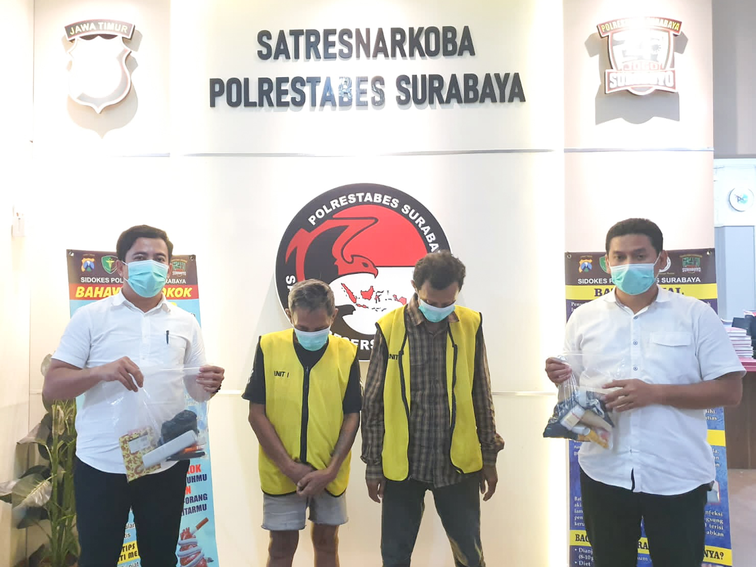 Edarkan sabu, Dua Pria Paruh Baya Dibekuk Satresnarkoba Polrestabes Surabaya