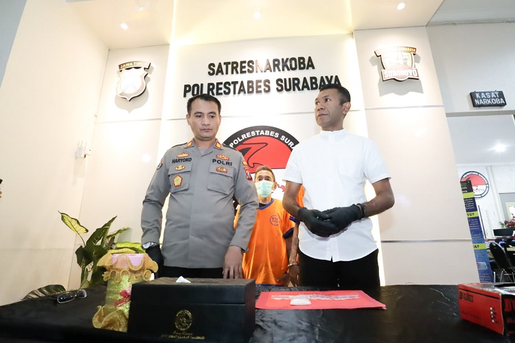 Edarkan Sabu, Dua Lelaki Paruh Baya Ini Dibekuk Sat Resnarkoba Polrestabes Surabaya