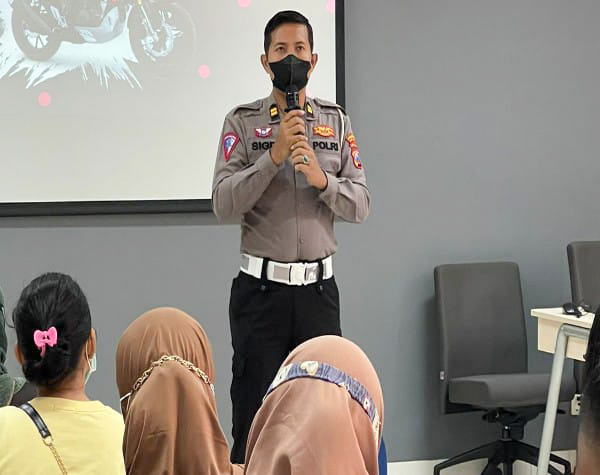 Permudah Kelulusan Pemohon SIM, Satlantas Polrestabes Surabaya Berikan Coaching Clinic