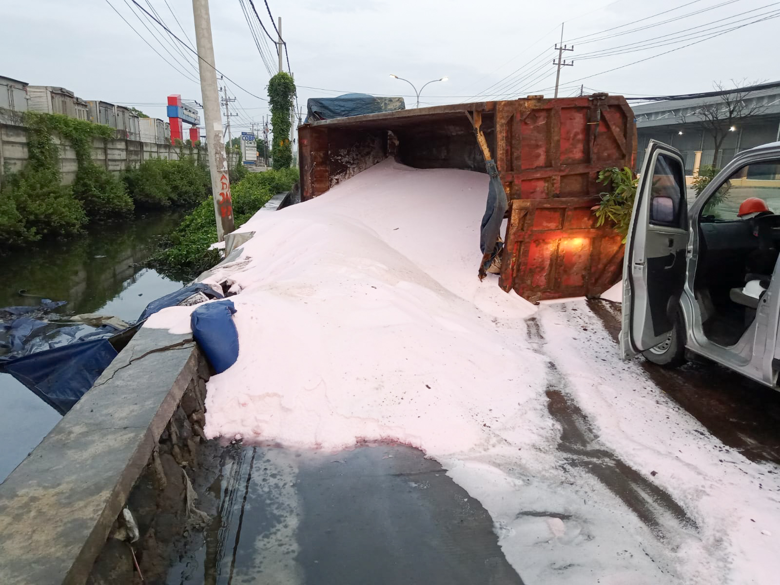Lewati Jalan Berlubang, Dump Truck Bermuatan Pupuk Urea Terguling
