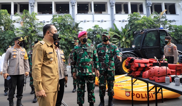 Antisipasi Bencana Alam, Wali Kota Eri Awasi Kawasan Pesisir Kota Surabaya