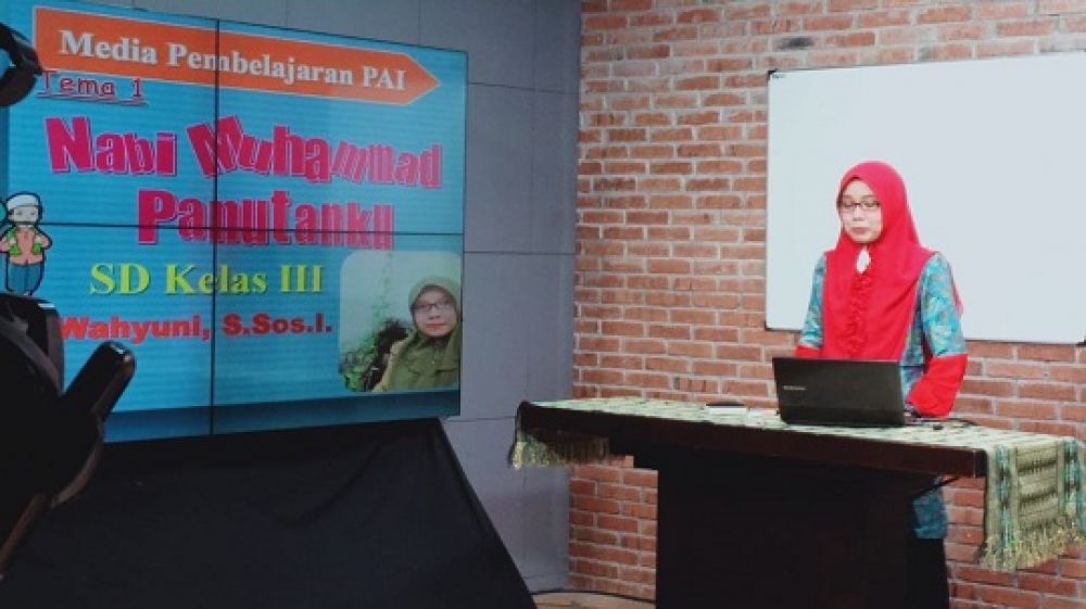 Pelajar SD - SMP Surabaya Difasilitasi Belajar Melalui Televisi