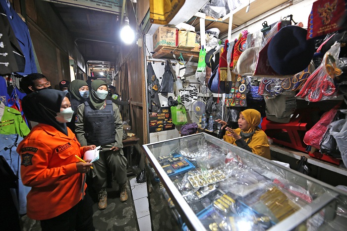 Pemkot Surabaya Fasilitasi 3 Pick Up dan 1000 Karung untuk Bantu Pindahan Pedagang TPS Pasar Turi