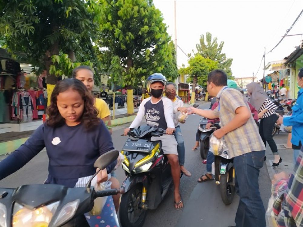 Surabaya Pagi Gelar Bagi-Bagi Takji di  Wilayah Simo Kalangan