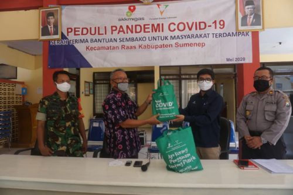 KEI Bagikan Sembako ke Warga Terdampak Covid-19 di Pulau Raas