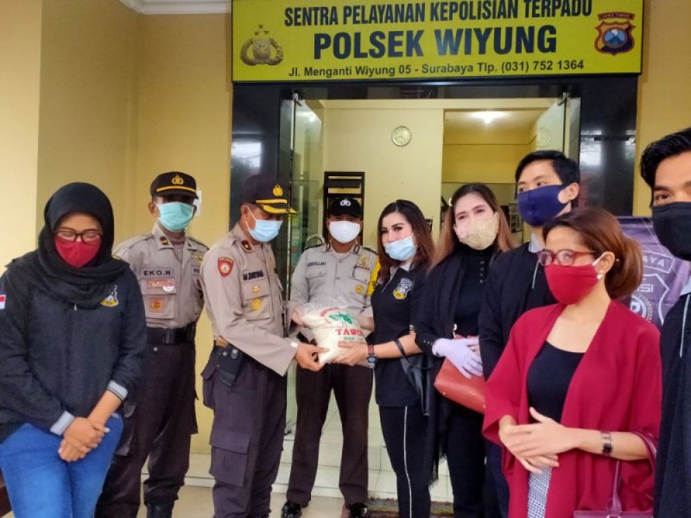 Sahabat Polisi Bantu Masyarakat Korban Covid 19 Di Wilayah Polsek Wiyung