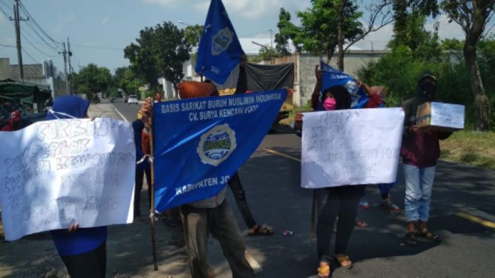 Aksi Buruh Soal PHK Sepihak, Disnaker Jombang  Ngaku Tak Tahu 