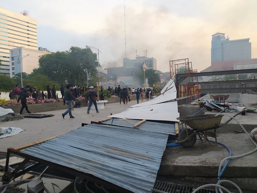 Massa Rusak Taman Hingga Pembatas Alun-Alun Surabaya