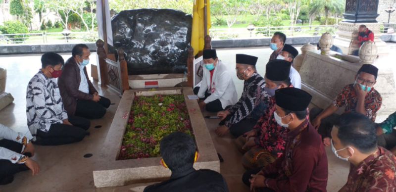 Kepala BPIP Bersimpuh  di Pusara Makam Bung Karno