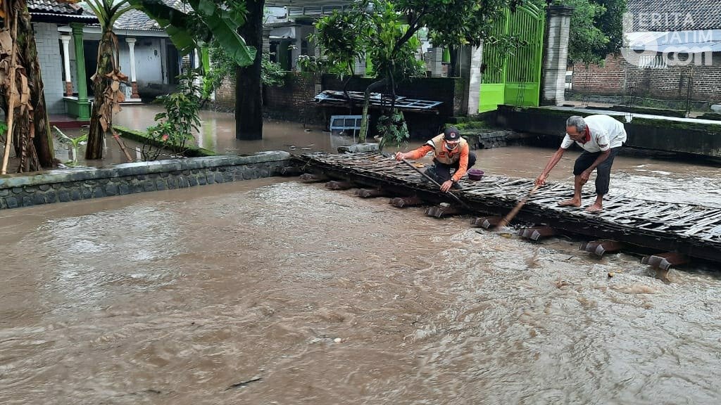Akibat Luapan Sungai, Beberapa Rumah Warga di Mojokerto Terendam