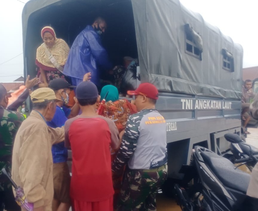 Banjir Rendam 20 Kelurahan di Pekalongan, TNI AL Bantu Evakuasi Korban