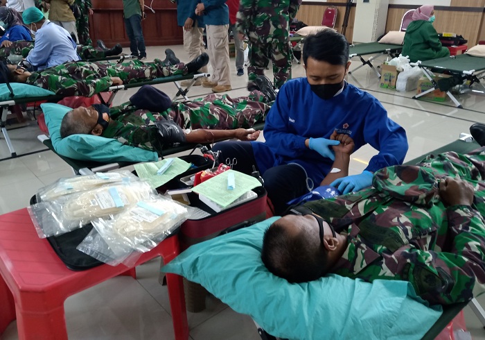 300 Prajurit AL Ikut Donor Darah di Mako Lantamal V