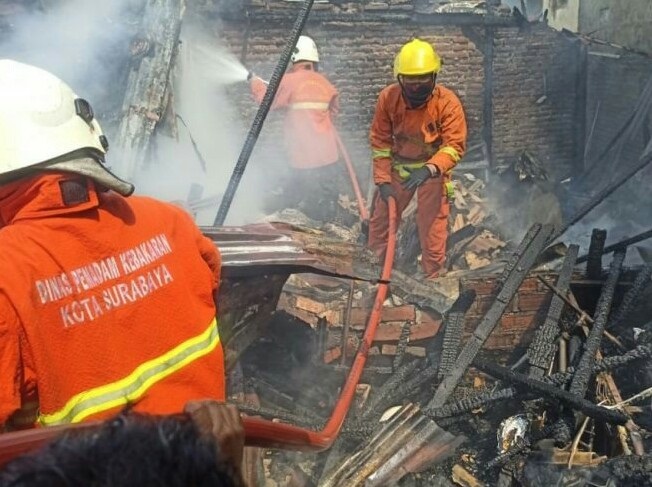 2 Rumah di Kampung Malang Surabaya Terbakar