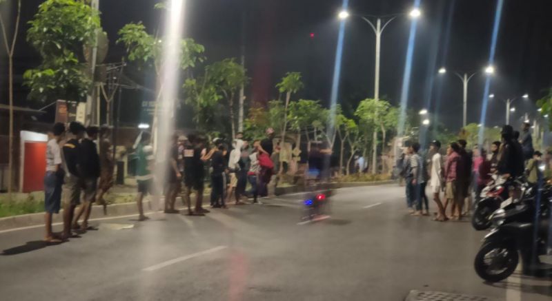 Puluhan Bocil Tutup  Jalan Kandangan untuk Balap Sepeda Onthel