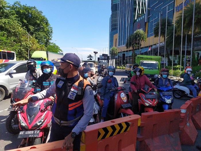 Pengendara Taksi Online hingga Sales Keluhkan Penutupan Jalan di Surabaya