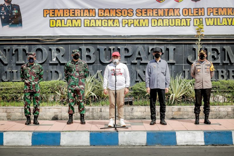 Bupati Jember Lepas TNI-Polri yang Bertugas Bagikan Bansos pada Warga 