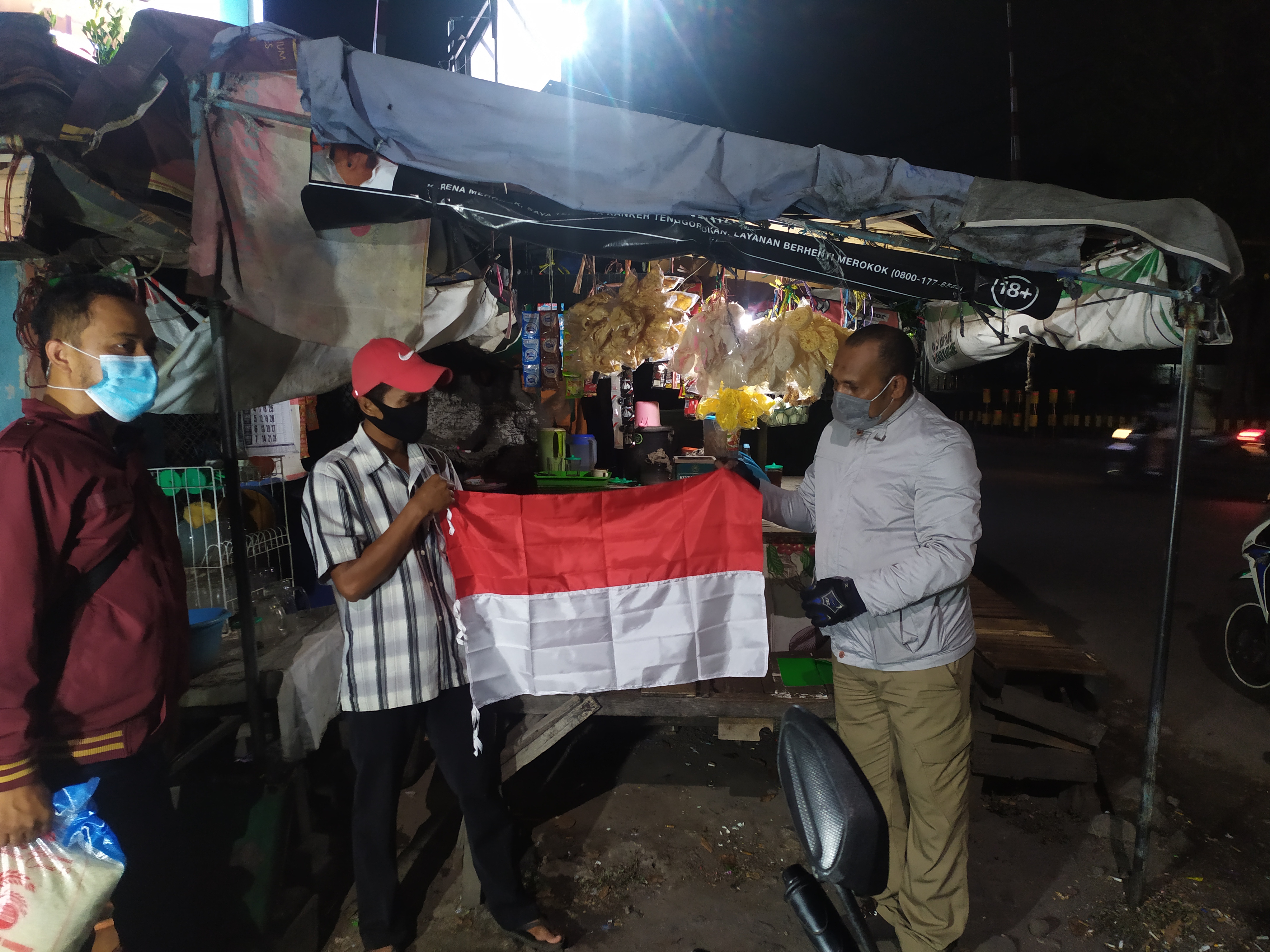 Polrestabes Surabaya Bagikan Sembako dan Bendera Merah Putih