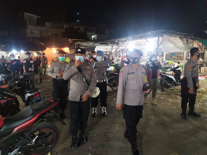 Polrestabes Surabaya Sosialisasi Prokes di Pasar Mangga Dua dan Keputran