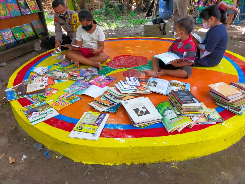 Bripka Sugeng, Pendiri Taman Bacaan bagi Anak-Anak di Kelurahan  Binaannya