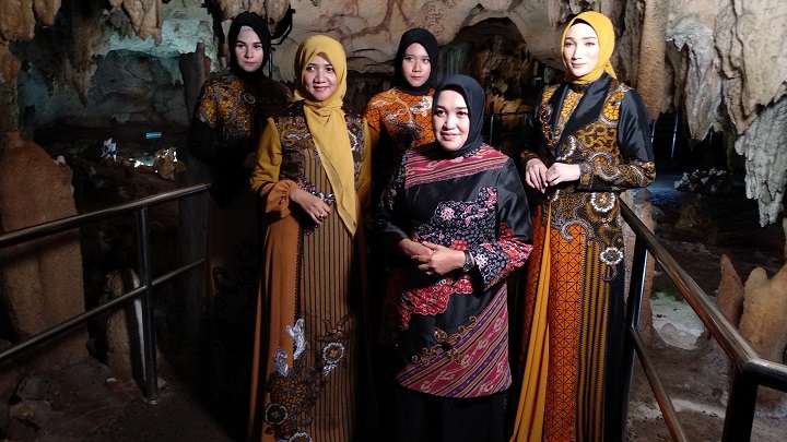 Bangkitkan Ekonomi, Dekranasda Lamongan Gelar Pemotretan Fashion Batik di Mazola