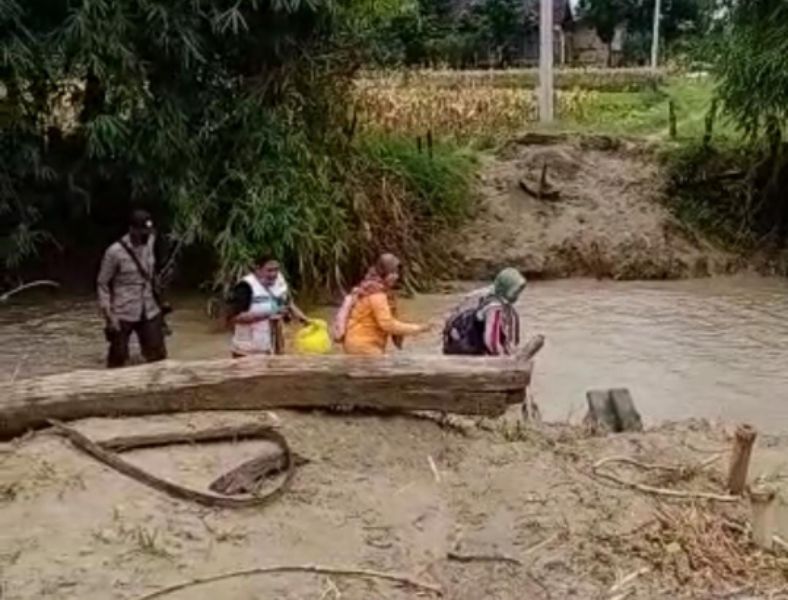 Perjuangan Bripka Suyono bersama Petugas Vaksinasi di Bojonegoro, Seberangi Sungai demi Herd Immmunity