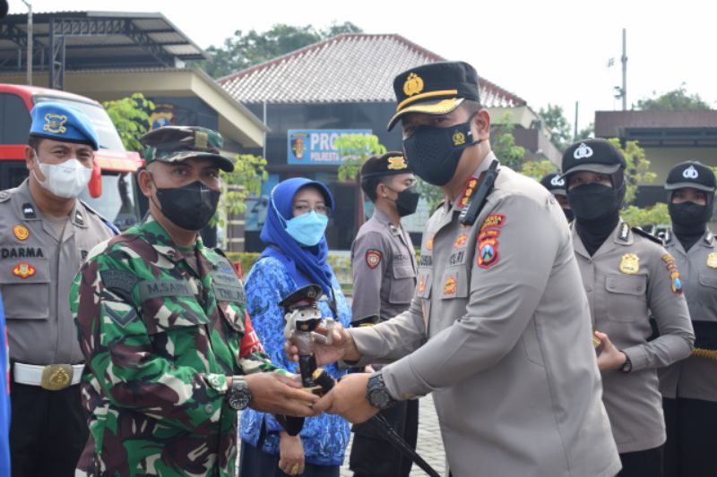 Kapolresta Sidoarjo Beri Penghargaan Anggota Polri, TNI dan Masyarakat Berprestasi 