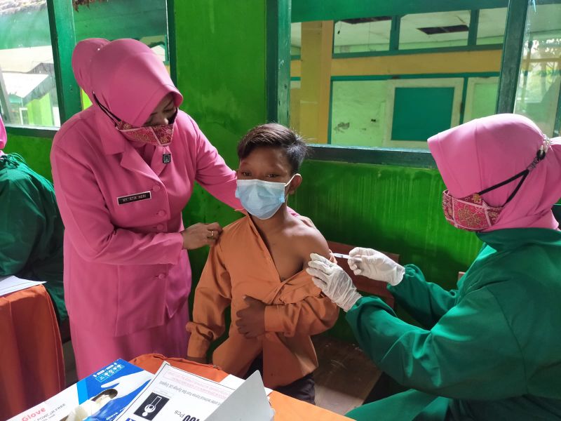 Polres Sampang Kerahkan Bhayangkari Menjadi Sukarelawan Vaksinator Covid-19