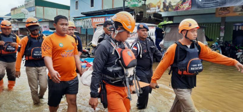 TNI-Polri dan Basarnas Bantu Evakuasi Korban  banjir dan Longsor