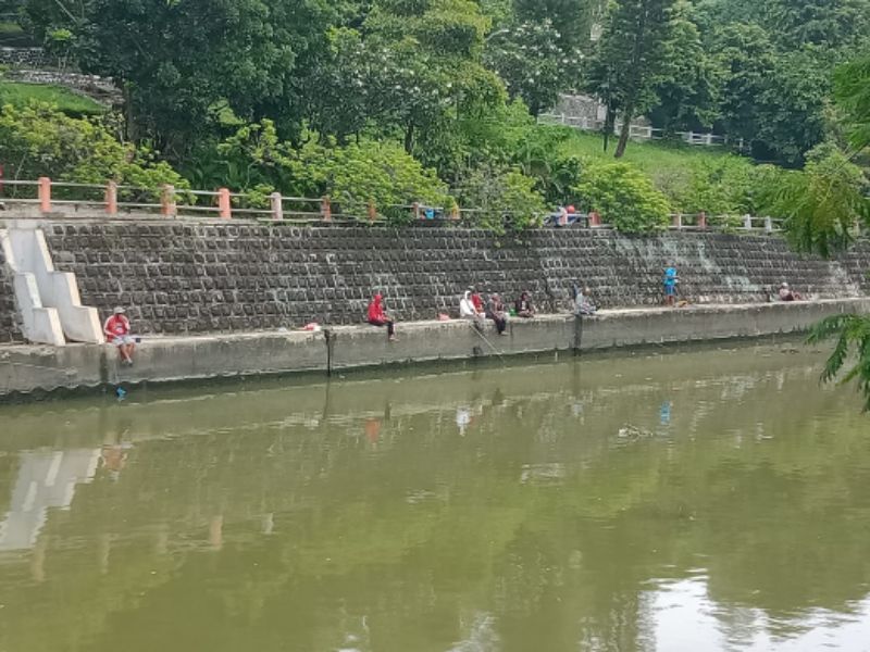 Asyiknya Mengisi Waktu Libur Dengan Memancing di Sungai Kali Mas Surabaya