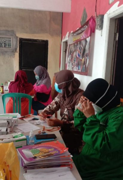 Puluhan Lansia Cek Kesehatan Gratis di Posyandu Dukuhsari Jabon.
