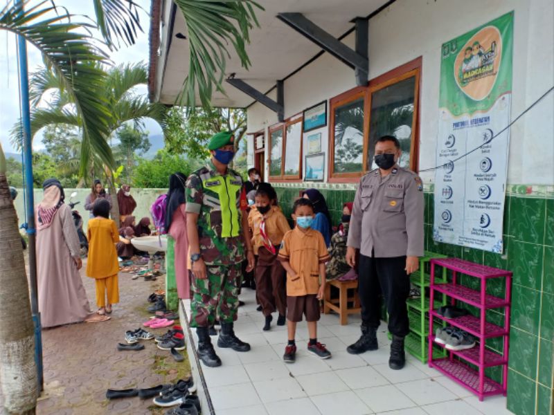 Kompak, Bhabinkamtibmas dan Bhabinsa Monitoring Vaksinasi Anak di MI Nurul Hasan Ponorogo